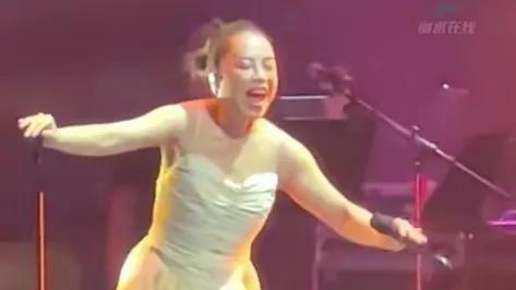 |有的歌手唱个歌表情恨不得飞到天上去