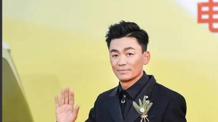 王宝强|王宝强在红毯的的一个细节，引发不少网友的纷纷点赞  宝强到底干啥了？