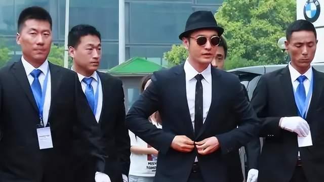 毛晓彤|TVB男神坐地铁遇事故，引发热议，香港与内地明星的不同再次体现