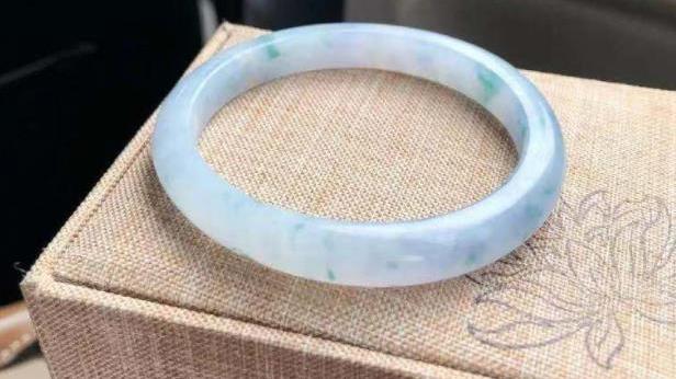 翡翠|翡翠的纹路不是瑕疵，不会影响它的价值，不要和裂混肴