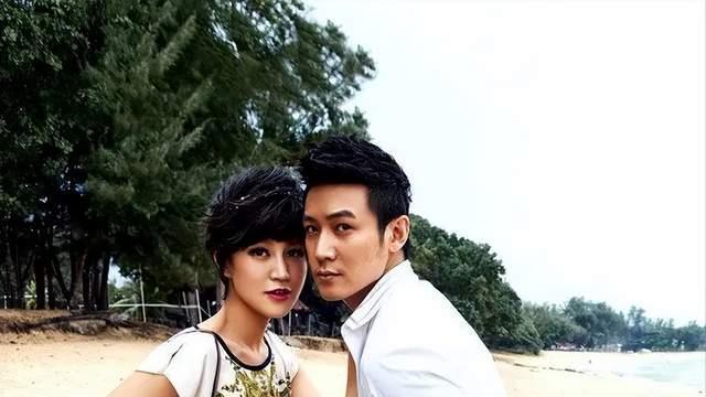 鲍蕾|陆毅鲍蕾现身机场，夫妻边走边聊，堪称幸福的一对