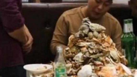 23岁小伙吃了上瘾了，不愿离开，老板递出一张纸后尴尬了