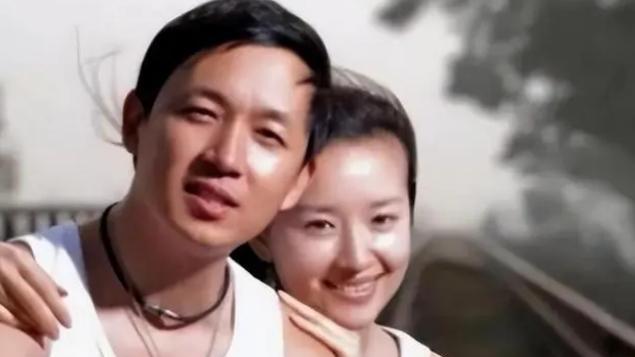 |潘粤明携女友聚餐，全程注视超甜蜜，38岁尹姝贻恋爱5年不急嫁