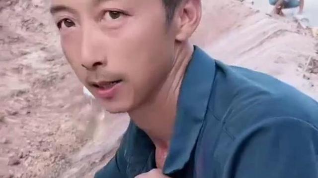 上门女婿一句没地方钓鱼，岳父顶着高温挖鱼塘，岳父：他满意就行