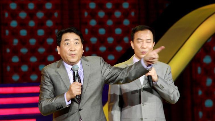 马三立|相声大师马三立台上问自己值不值，现在主流相声演员直播不开评论