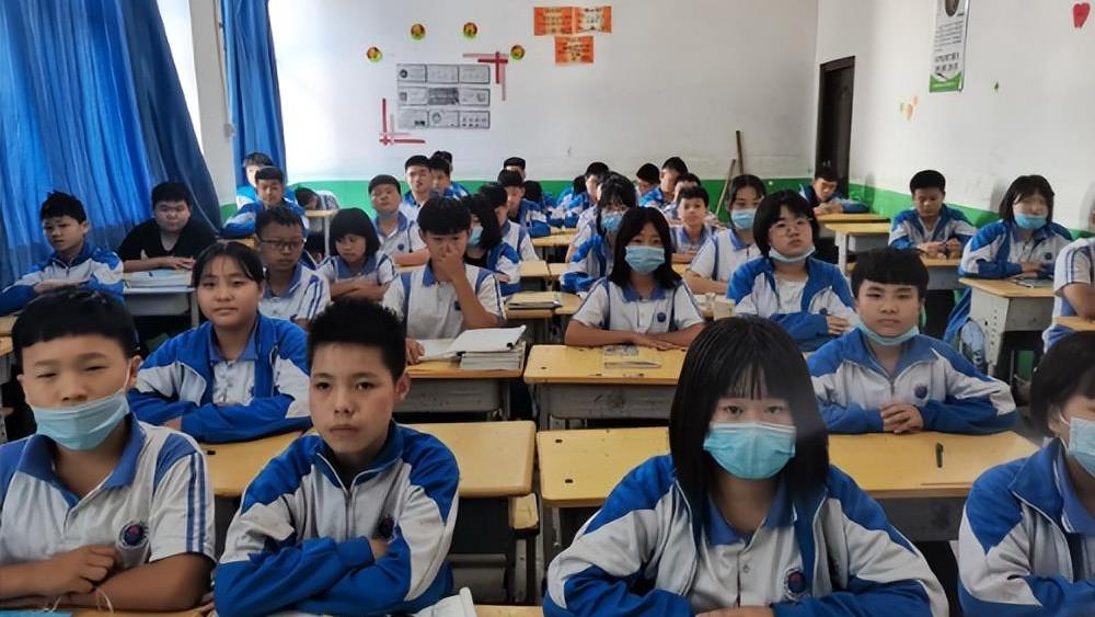 金针菇|中学生“发型”还有标准？男生彰显帅气阳光，女生却有些不忍直视