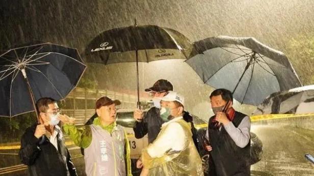 违停闯红灯被抓，陈时中：“罚单来了”就会道歉！