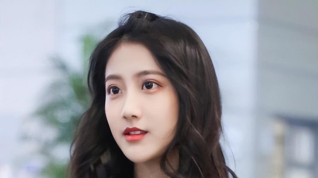 李艺彤|女星李艺彤公开卖惨，半年0收入去迪士尼坐地铁，被骂后呛怼网友