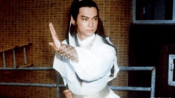 按摩 武打巨星因减肥猝死家中，坐在沙发上对着电视，死亡九天无人知