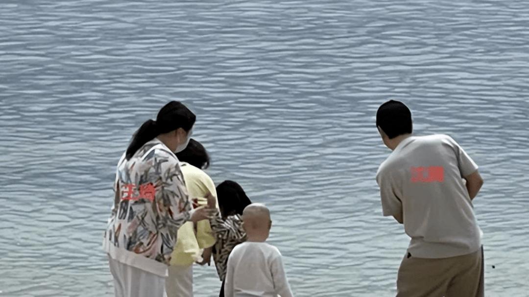 沈腾|沈腾老婆胖成贾玲，抱娃出街面部浮肿身型笨重，刚被曝出离婚