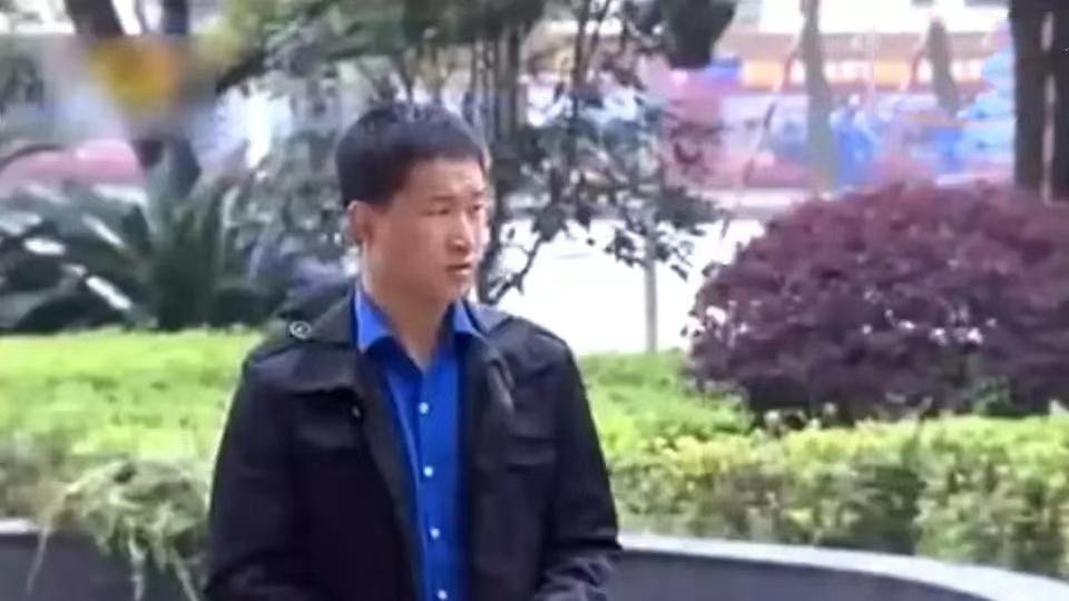 24岁小伙爱上64岁大妈，被抛弃后下跪求复合，大妈：我们绝不可能