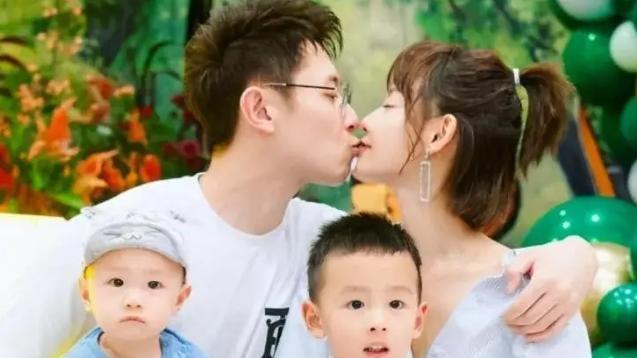 张嘉倪|张嘉倪被曝将净身出户失去孩子，片酬还要养前夫，网友：学学大S