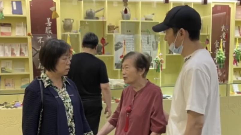 王劲松|痛心！老戏骨王劲松母亲因疫情去世，发文内容扎心了