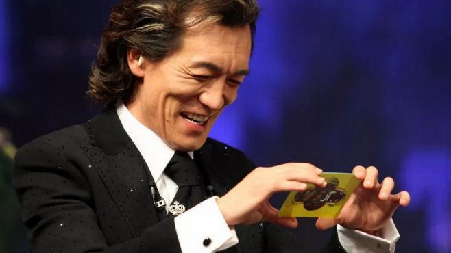 宋轶|曾经主持十届春晚，与妻子相濡以沫25年，李咏最终因病离世