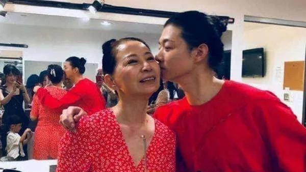 小区保安被65岁大妈阳光自信精神所打动，两人谈情说爱，成就婚姻