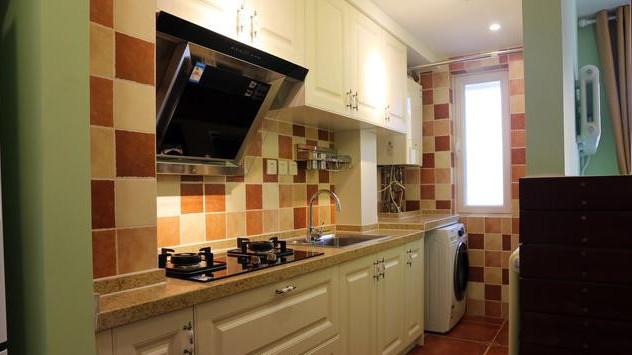 大龄剩男的30平蜗居，进门就是沙发，厨房在床边，还有更小的吗？