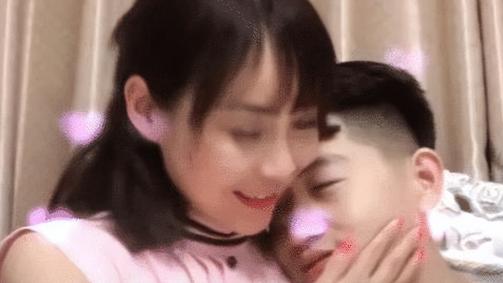 ?妈妈的朋友！回顾25岁小伙爱上妈妈的40岁闺蜜，网友：阿姨真白