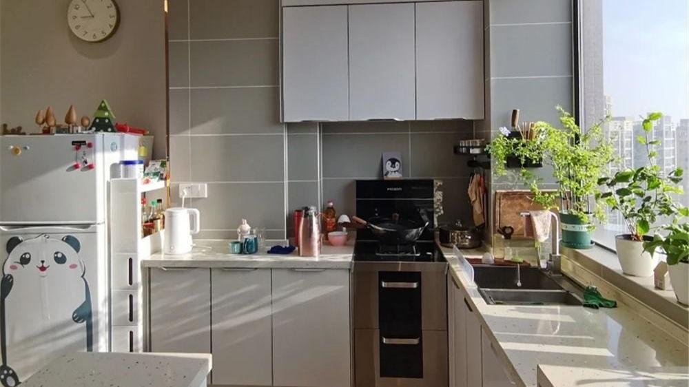 她晒出30㎡小蜗居，利用层高优势做隔层卧室，一个人住真的太爽