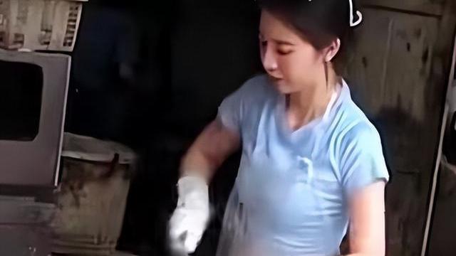 四川破烂鱼摊，因老板娘神仙颜值走红，买鱼的男客人个个眼中有光