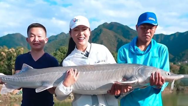 |垂钓圈的邪风！网红穿“超短裙”钓百斤大鱼，真钓鱼还是打擦边球