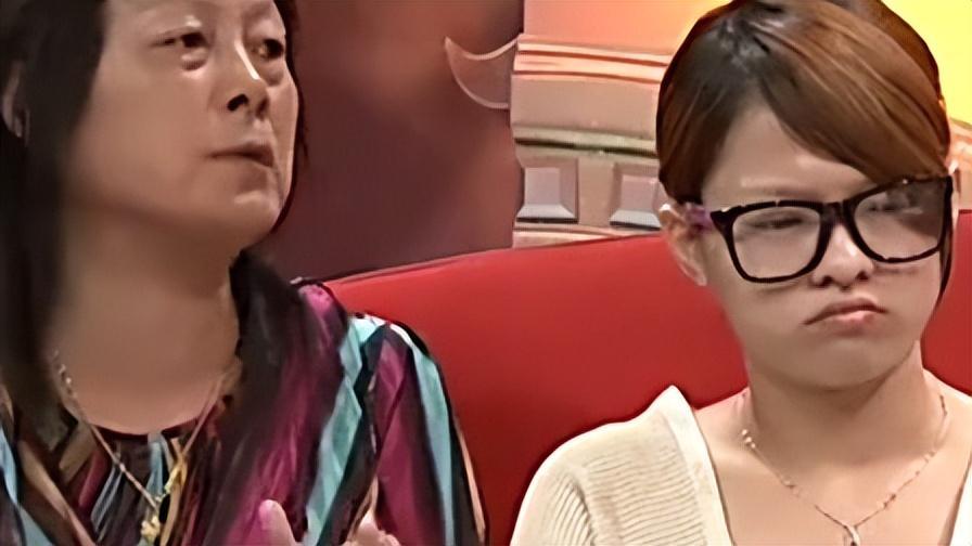 刚工作2年的姐姐，拒养4个弟弟妹妹，父母：绝交！女孩理亏吗？
