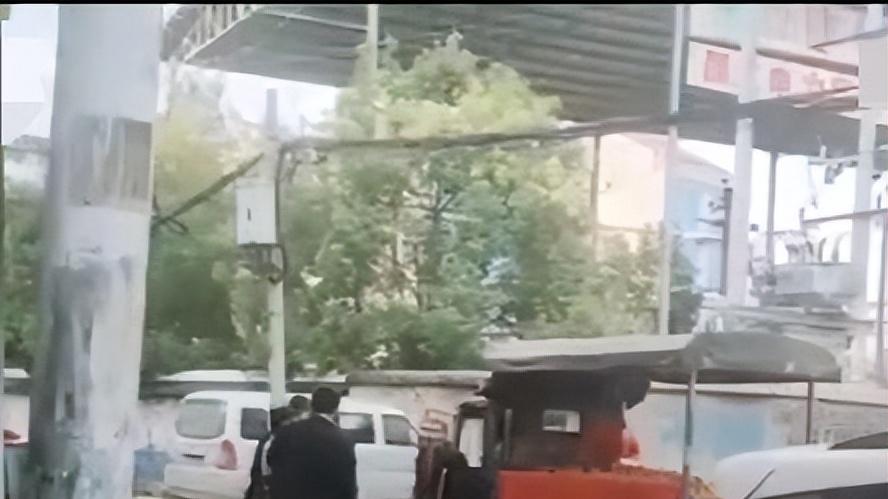 湖南一城管当街掌掴商贩，被打商贩不还手，最新消息来了