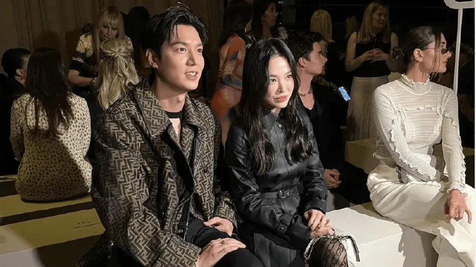 宋慧乔 宋慧乔李敏镐同框看秀！乔妹长发黑丝没精神头，面目愁容经历了啥？老太多