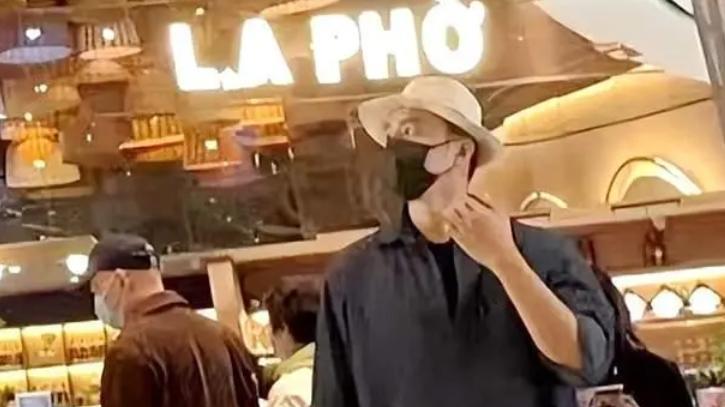 明道|明道带2岁儿子逛商场，穿着老态发福像大爷，和儿子手牵手好有爱