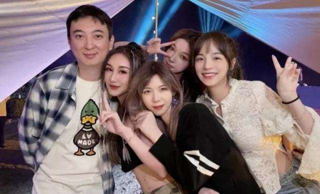 王思聪|34岁王思聪深夜吃烧烤！8名年轻女伴作陪显潇洒，坐拥四川2亿别墅