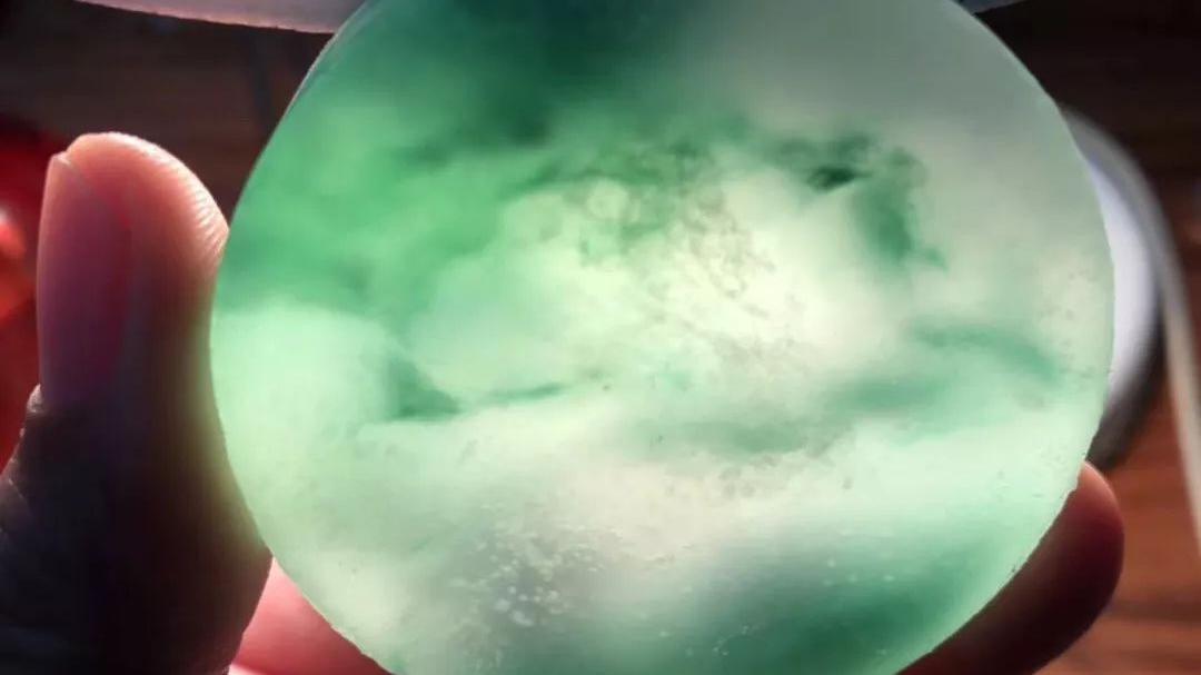 翡翠|不起眼的翡翠原石，切出少见的高冰种，仅一只手镯价格就7位数！