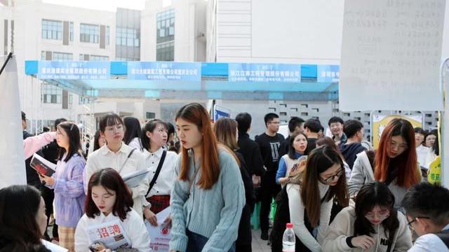 地产业|?女生怒斥公司招聘套路：上海工作底薪6000，还玩那么多花招