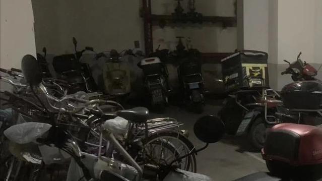 |沪上这栋住宅楼乱成一团！两室两厅居住22人。