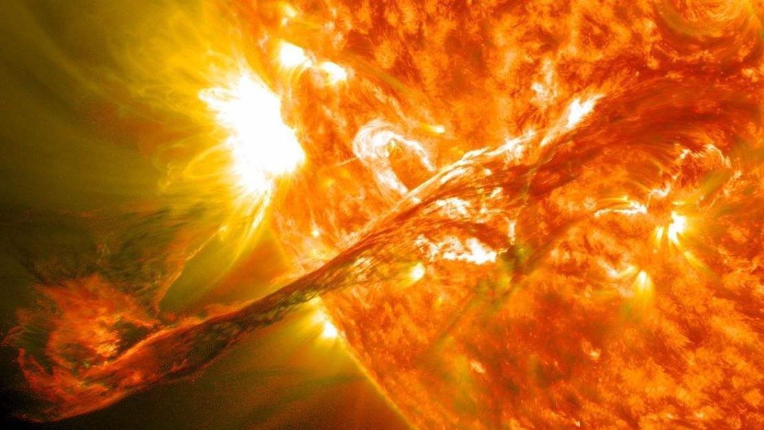 太阳引力那么大，为什么八大行星不会被吸过去，而撞击太阳表面？
