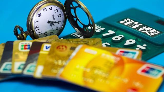 辽宁男子用信用卡提现4万元借给朋友，竟靠熬夜打游戏，还清欠款