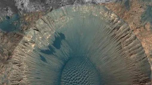 太阳系的冷知识-来自于NASA：在火星表面，科学家发现了一个巨大的陨石坑