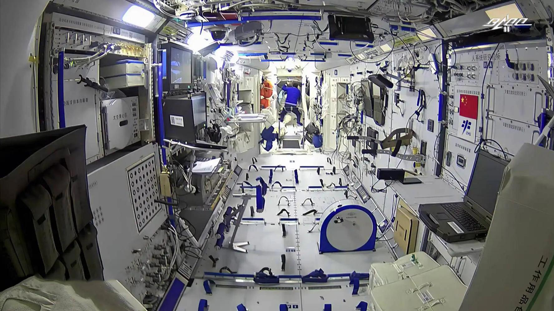 航天员在空间站上一待就是半年，氧气从何而来？三种途径