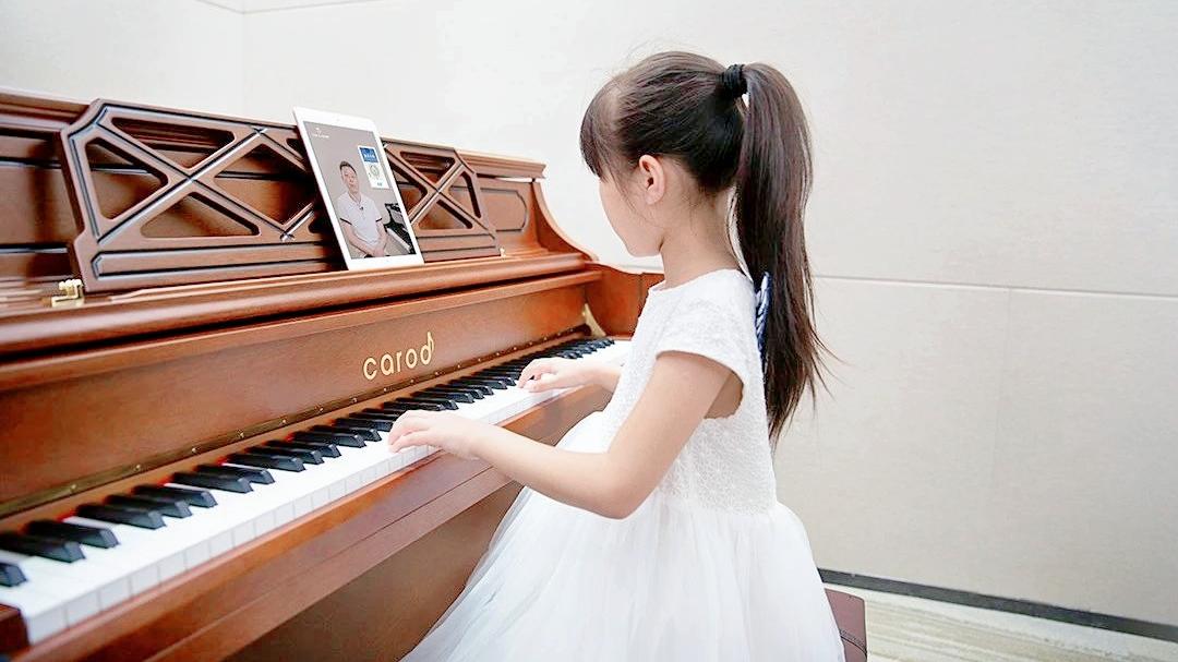 周杰伦小时候学钢琴被妈妈“打”，长大写《听妈妈的话》？