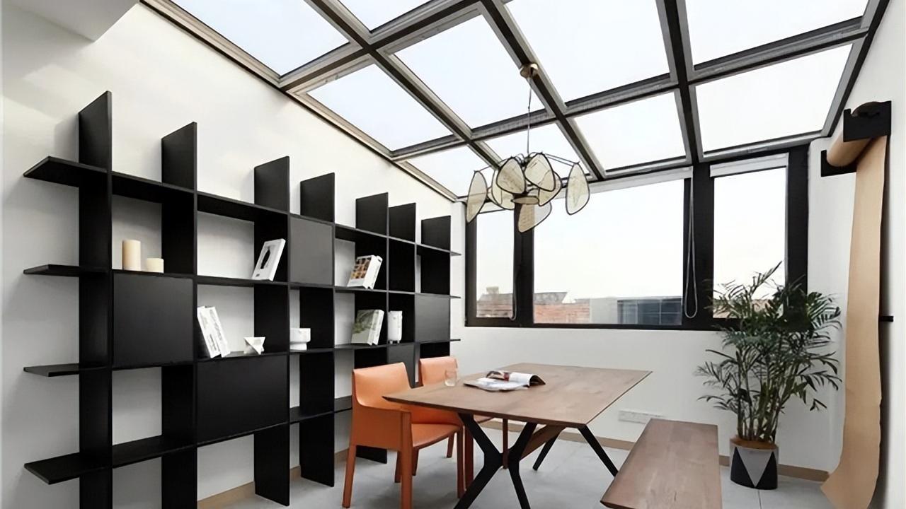 83㎡白色空间加入活泼的橙色点缀暖色的粉，有温暖而幸福的感觉