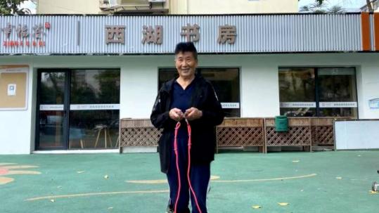 ?81岁奶奶坚持跳绳21年，网友：运动使人年轻