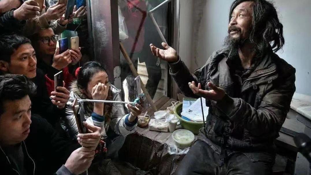 专访流浪大师沈巍：百万直播收入分别被借走，至今没人还清一笔