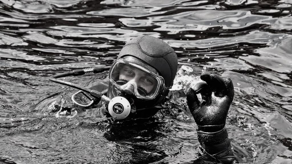 民间故事|民间故事：村民钓鱼，见女子哭着走进水里不对劲，牵出了一桩命案