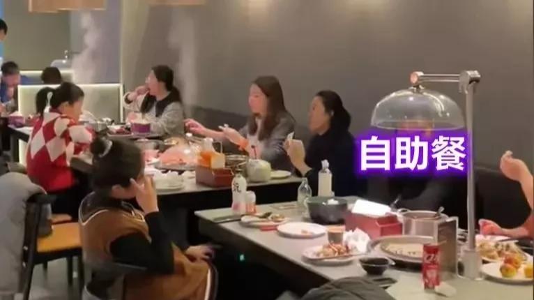 两男子自助餐厅只吃蟹黄，店家拒绝退押金，男子：我们这是有钱人的吃法！