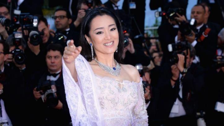 巩俐|主持人曾问巩俐：为什么要放弃中国国籍，加入新加坡？