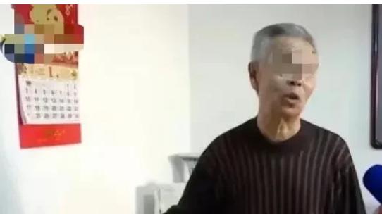 天津，大爷去批发市场买了一箱30斤的苹果，花了105元。但他万万没想到，纸箱居然藏着玄机！