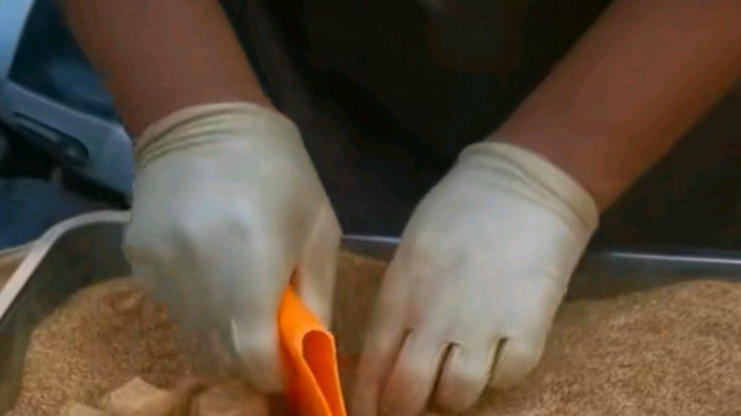 女子揭露打糕骗局，1两变1斤，裹粉还加塞，女子：不好吃还坑人