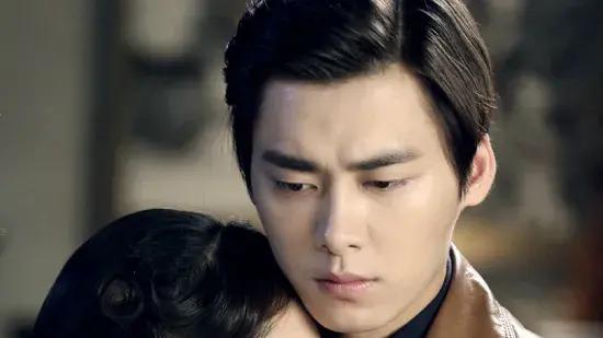 周冬雨|当年周冬雨李易峰拍摄《麻雀》，有一段吻戏，周冬雨要求：借位拍