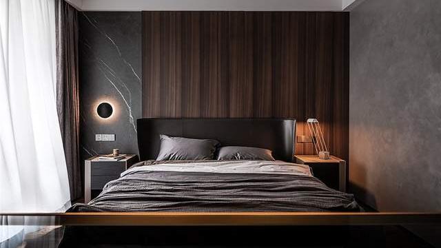 124平现代风三居室以深色和木色为主，引入光线让室内充满阳光