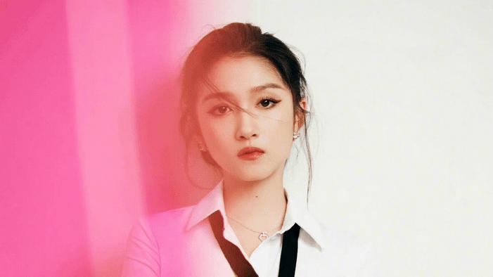 关晓彤|不就是个撞衫吗？媒体还要弄个投票，关晓彤能胜出吗？