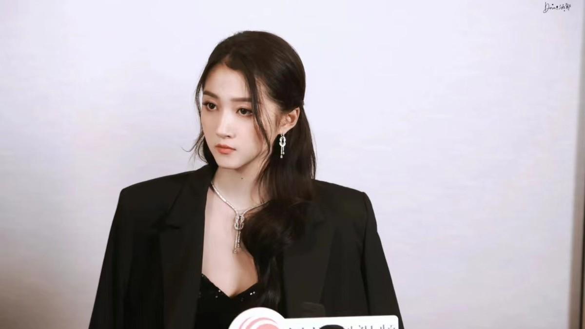 关晓彤|关晓彤最新妆造！穿黑色礼服变千金大小姐，出席活动怼脸拍都超美