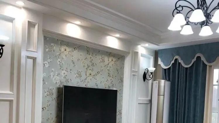 老公坚持砸掉卧室飘窗，又让木工打了个新的，硬生生多出个榻榻米